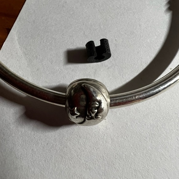 New Pandora bangle bracelet w/ heart clasp & 2 charms - Picture 5 of 6